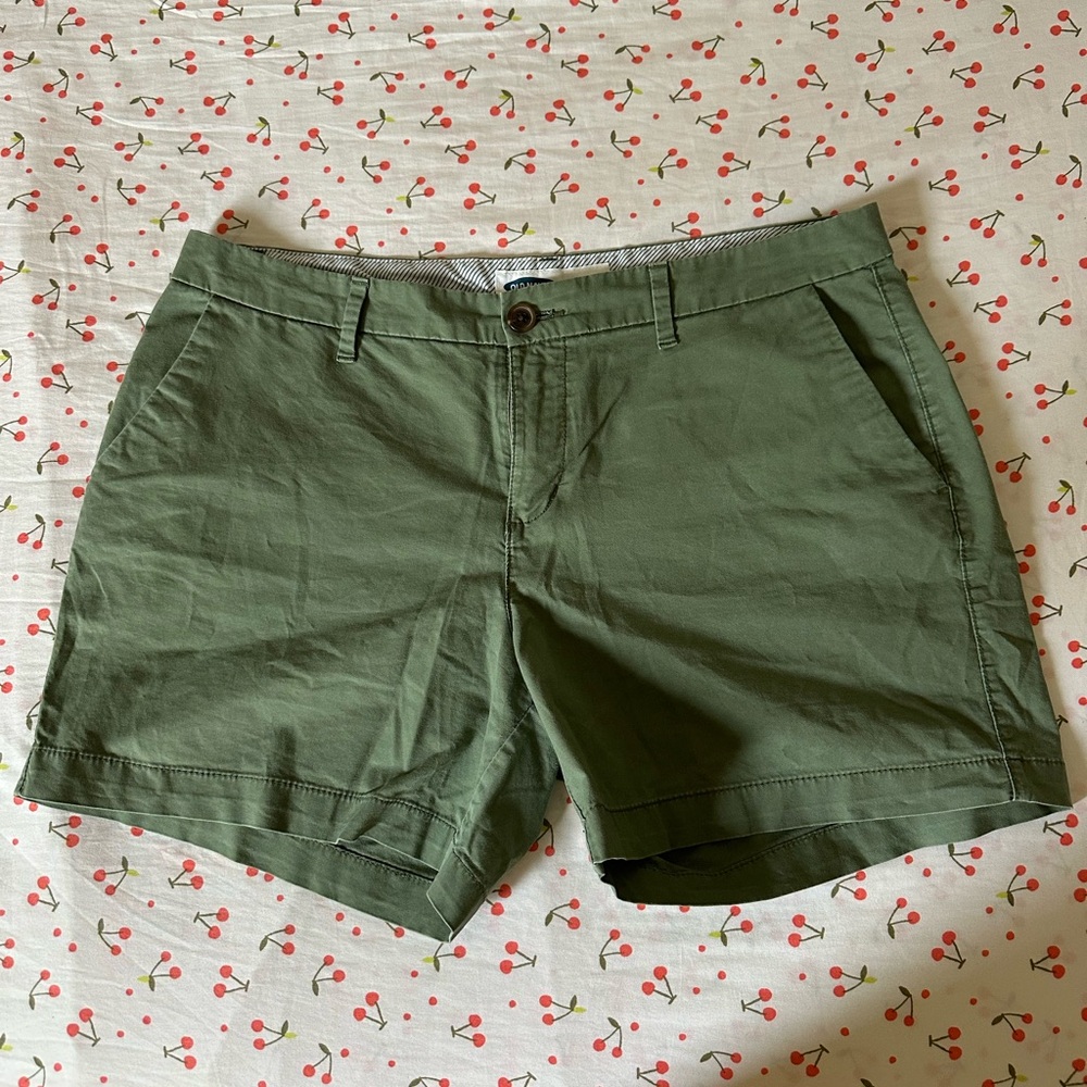 Old Navy Khaki shorts! Size 10